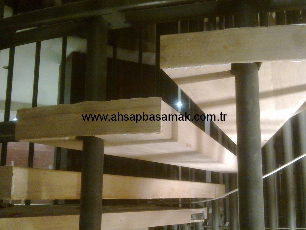 Demir Kaplama Ahşap Merdiven